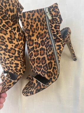 Charles David Leopard Print Peep-Toe Stiletto Booties size 8